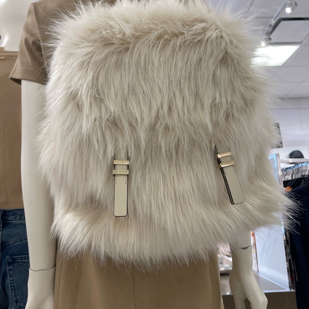 MICHAEL KORS Quinn Medium Flap Faux Fur Backpack
Natural
NWT
Live Style - Picture 8 of 16